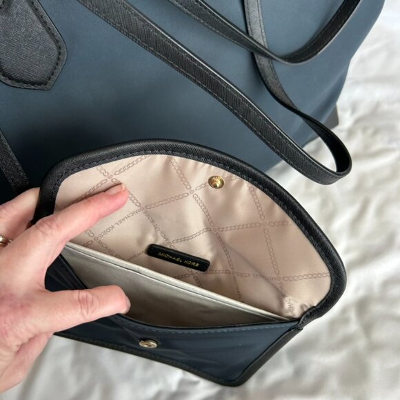 NWT Michael Kors Eva Large Nylon Tote & Strap Bag Dark Navy Blue + White Dustbag - Picture 8 of 16